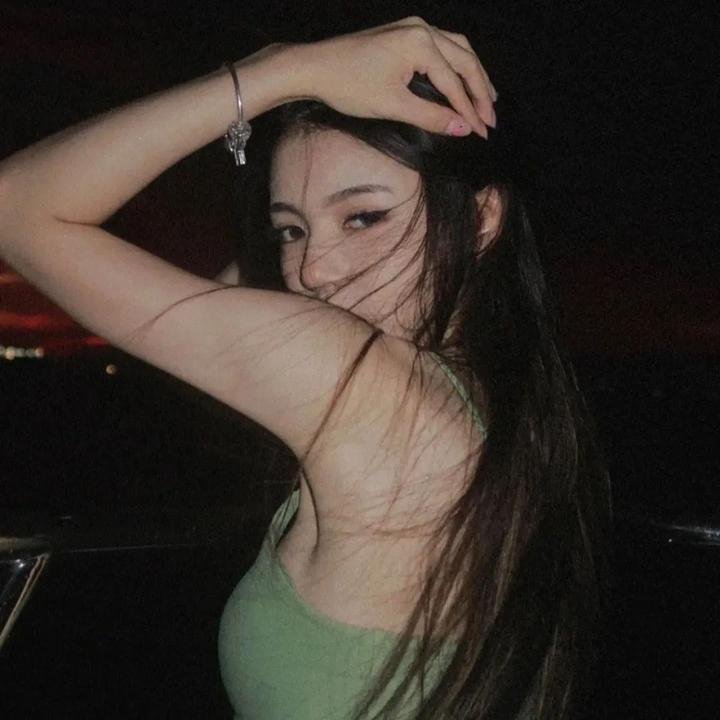 和红色中国人看电视